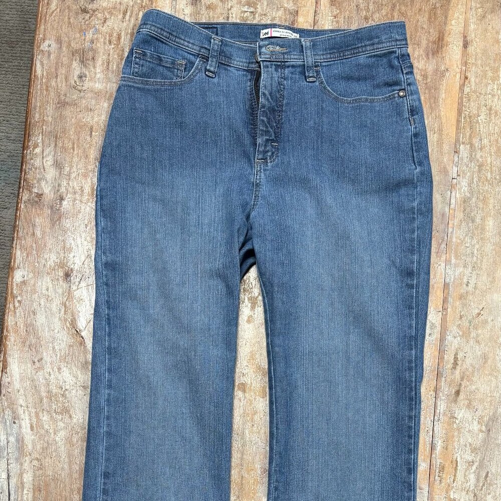 Lee Women's Classic Fit Straight Leg Jean, Size 8 Short